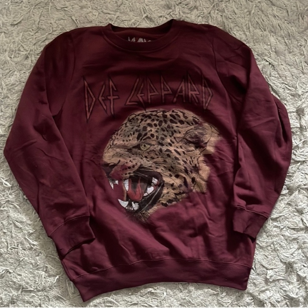 Def leopard crew neck light weighty sweatshirts. Maroon Size XS